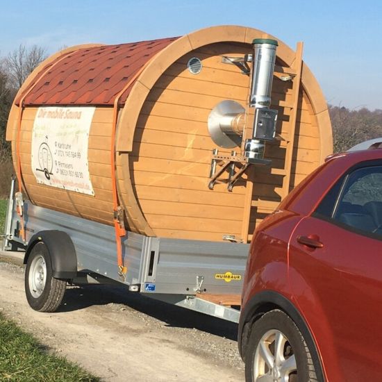 Holzofensauna seitlich am Auto Transport größer